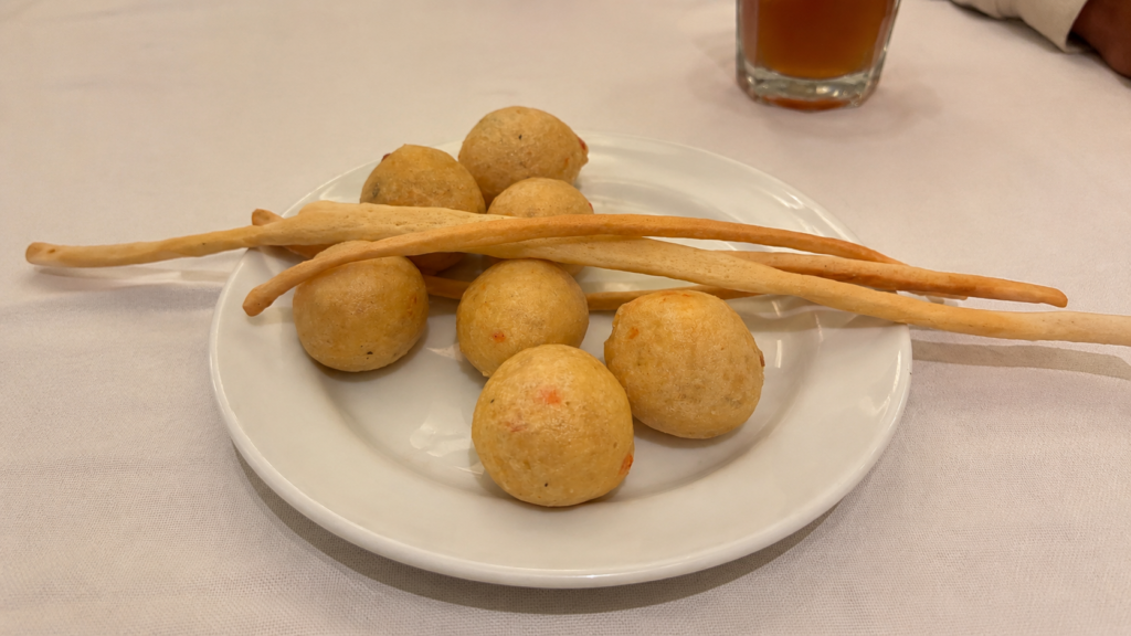 Massimo（マッシモ）で料理を待つ間に提供されたサービス前菜