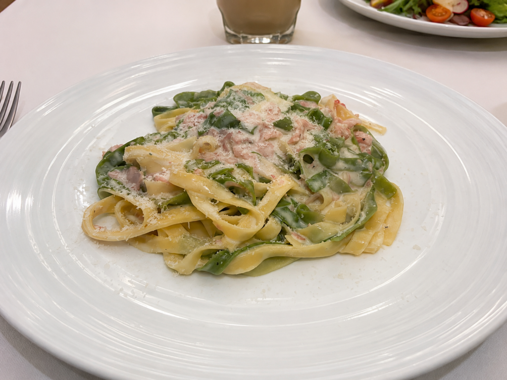 Massimo（マッシモ）で食べたサーモンとほうれん草のクリームパスタ