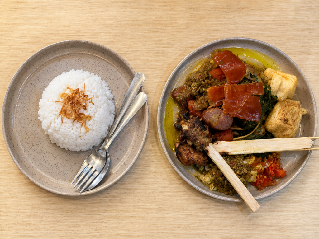 Babi Guling Ratuのバビグリンとご飯
