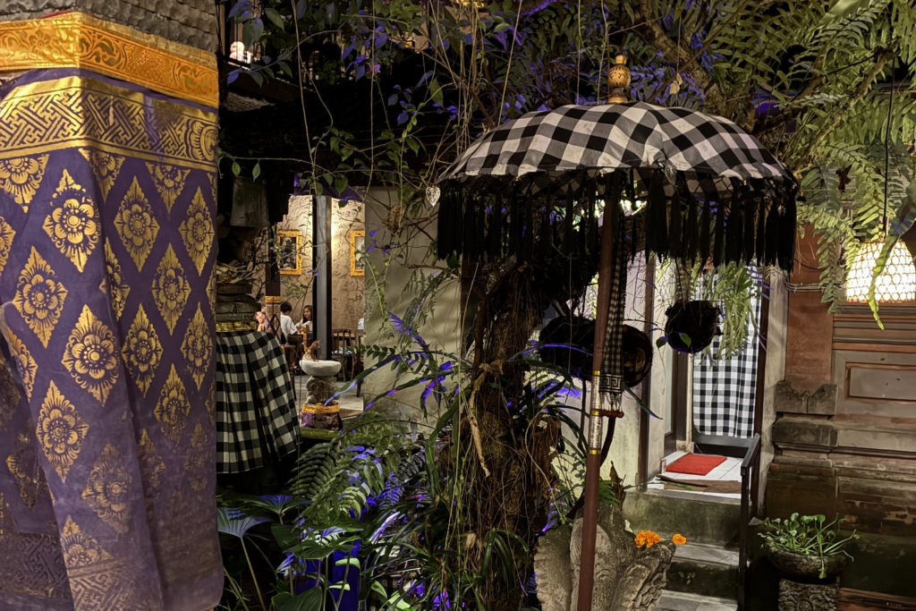 サンサンワルン（Sun Sun Warung）のバリらしい店内
