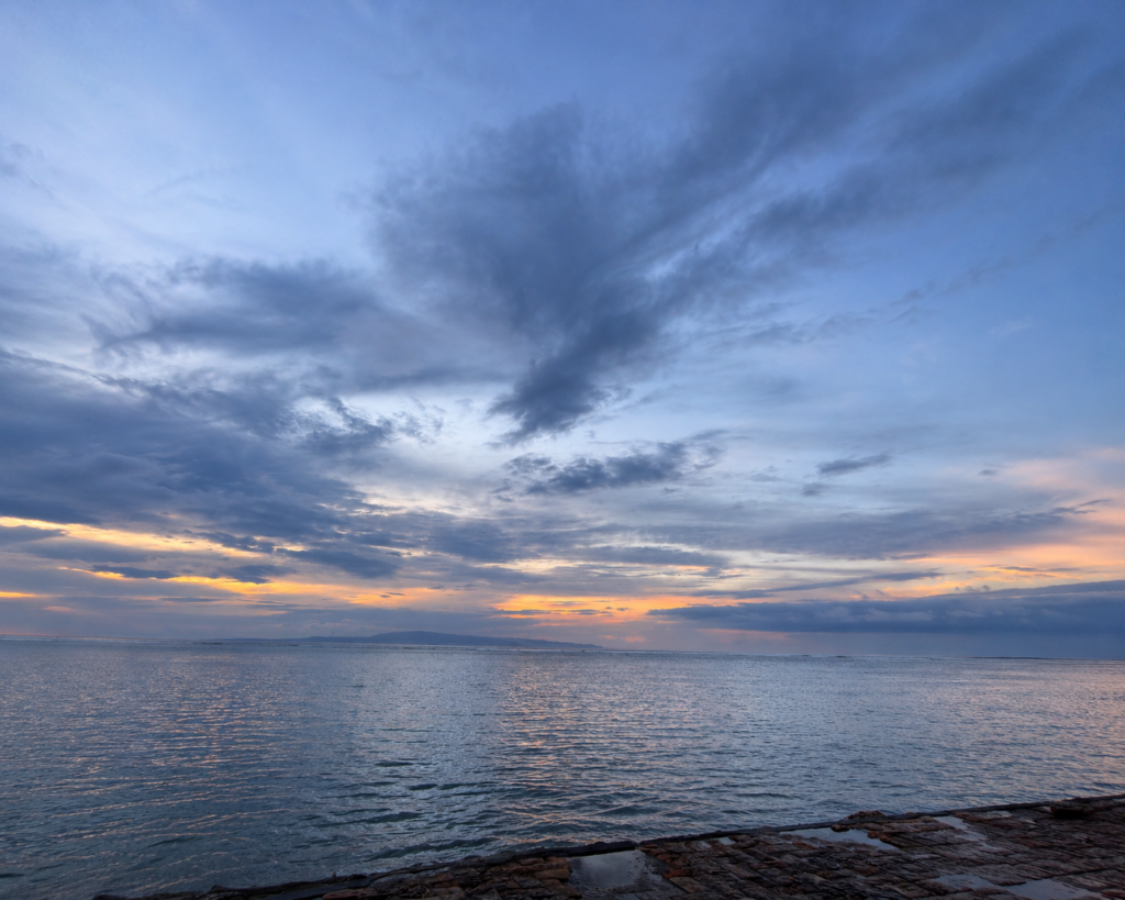 サヌールの朝の海沿いと日の出前の空