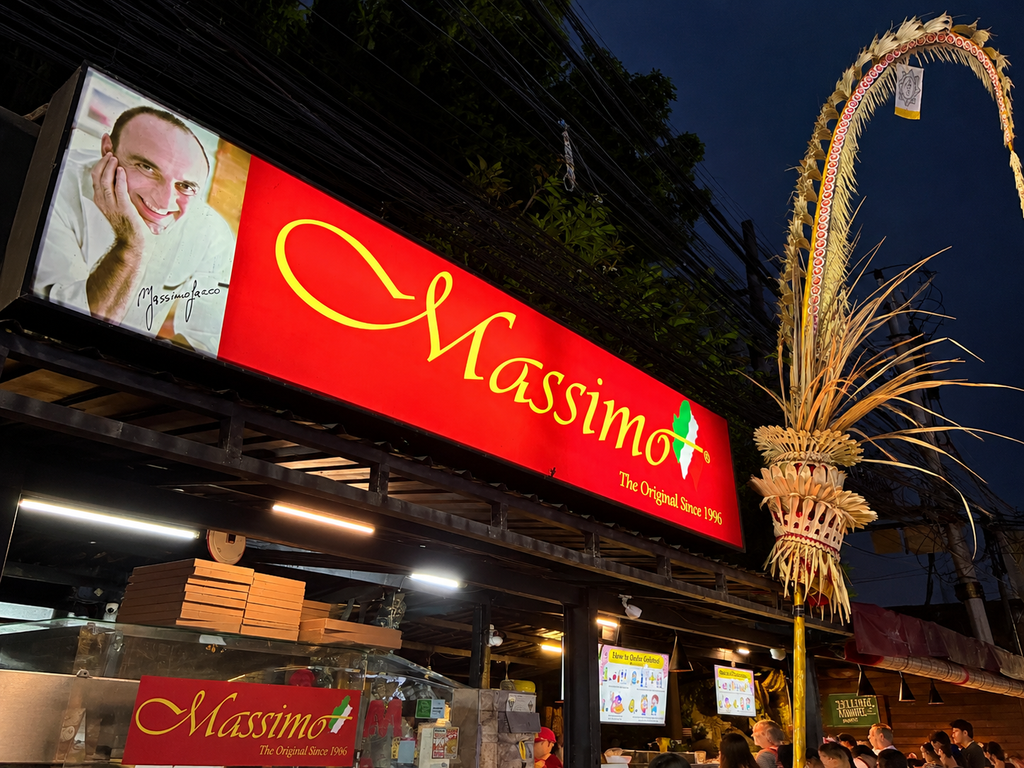 サヌールのMassimo(マッシモ)の夜の外観