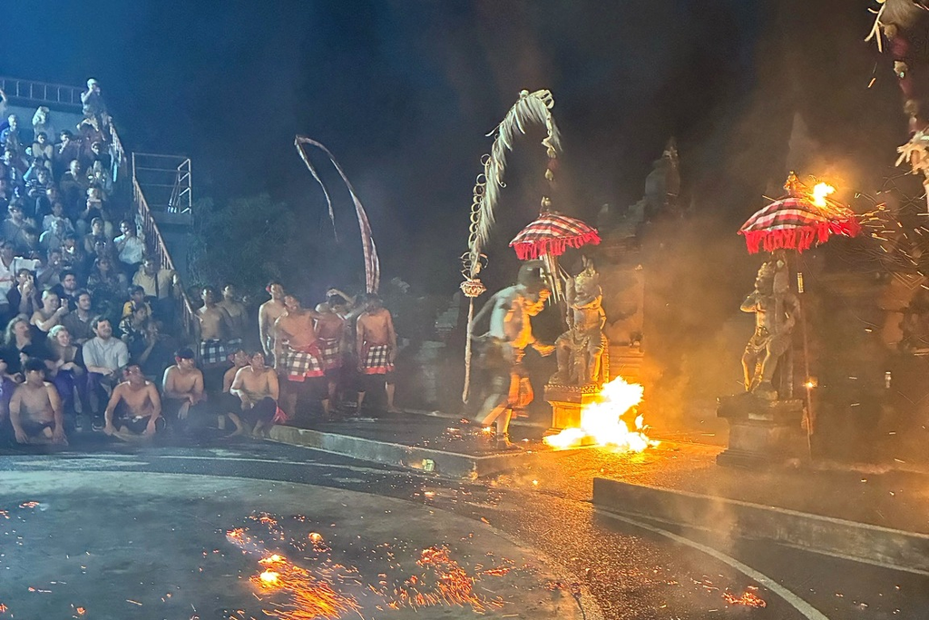 ウルワツ寺院のケチャックダンスで行われる迫力ある炎の演出