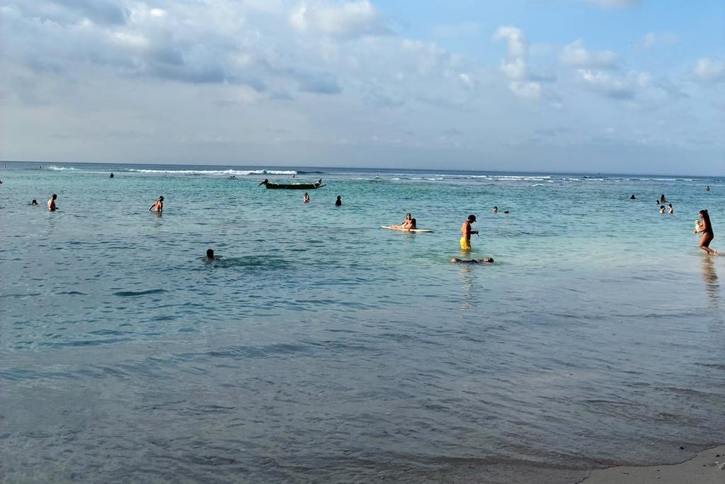 海水浴やサーフィンを楽しむ人たちでにぎわうバリ島のパダンパダンビーチ