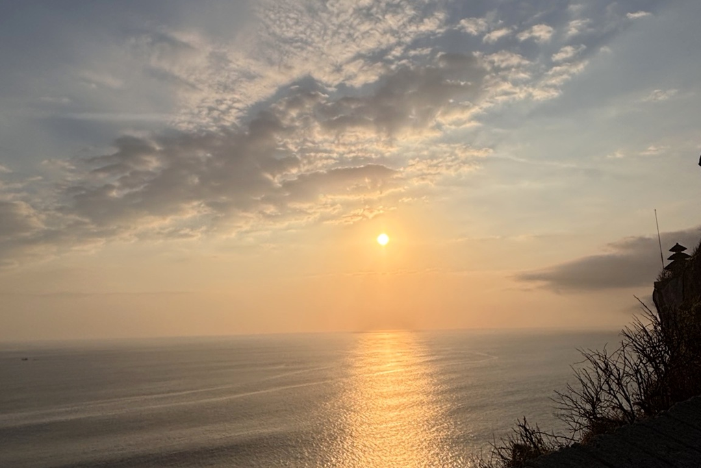 ウルワツ寺院の断崖から眺めた海に沈む夕日